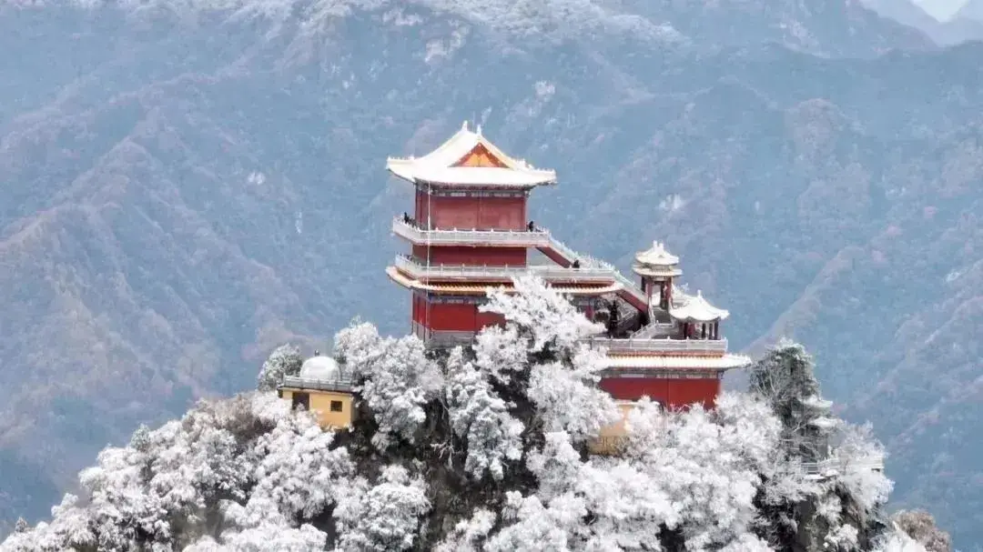 澳门一肖一码100准，秦岭与华山初雪降临，冬日浪漫席卷全网  