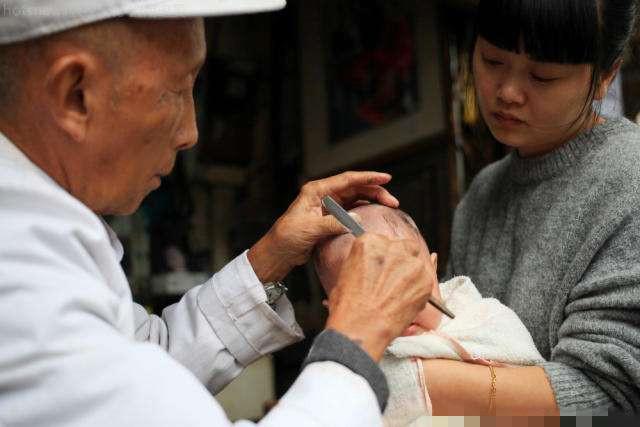 妈妈给新生儿剃“百日头”，头发再也没长出来，陋习不可信 