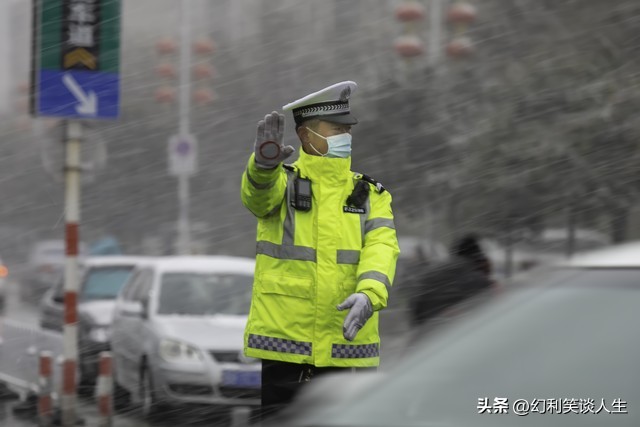 澳门一肖一码100准，解答落实：女子骑车横穿双黄线被撞，交警判定女子全责，珍爱生命，远离危险  