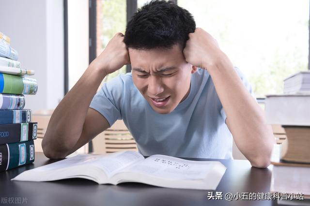 科学补充4种维生素，改善毛发代谢，促进黑色素形成，防治白头发 